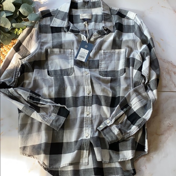 Universal Thread Tops - NWT- Universal Thread plaid flannel shirt- Size L